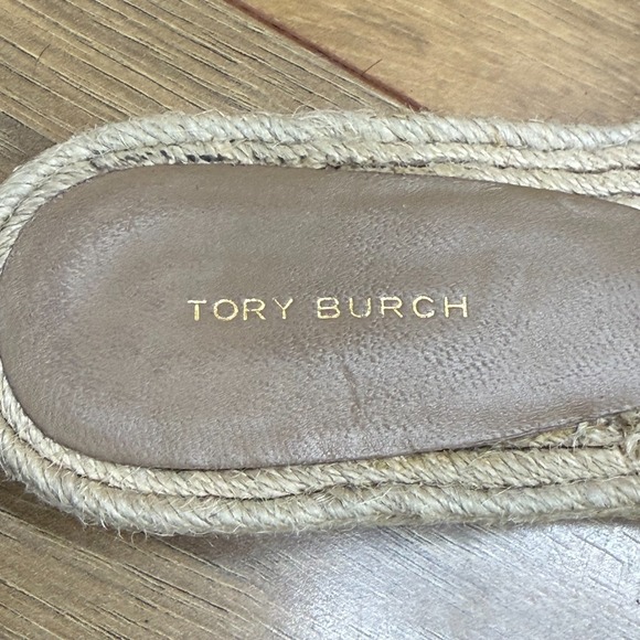 Tory Burch Double T Sandals 7 M Beige Suede Gold Logo Espadrille Slides - Picture 11 of 12
